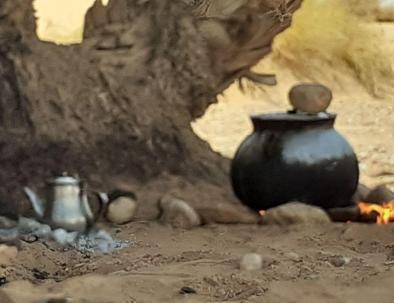 comida Bereber con tea, disfrute glamping en Marruecos