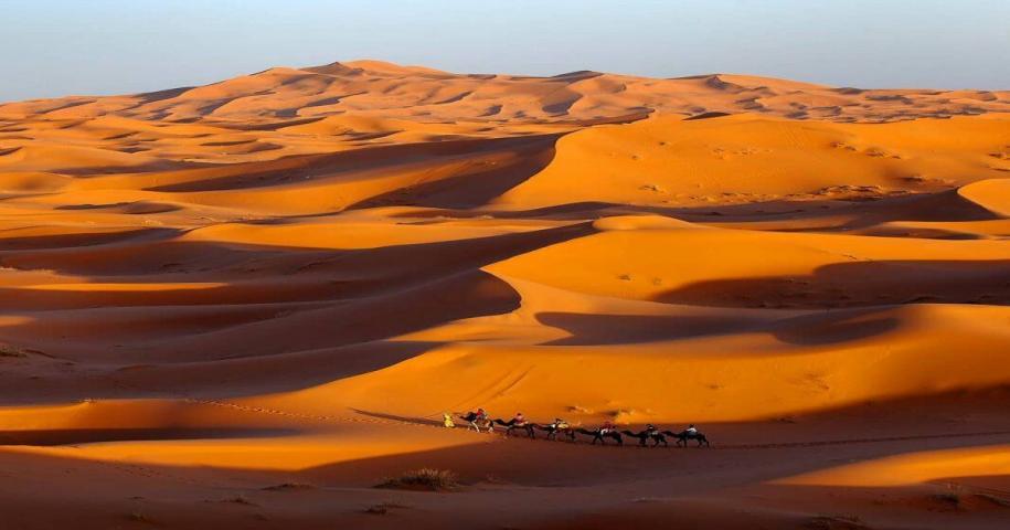 Una photo de las dunas de arena in Merzouga marrueocs