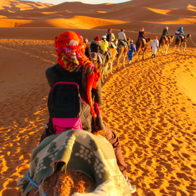 Paseo en camello por el desierto de Merzouga durante la excursión de 2 días de Marrakech al desierto de Merzouga