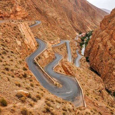 Strada tortuosa in Marocco durante il tour di 6 giorni da Casablanca