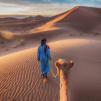A cavallo di un cammello durante il nostro tour di 3 giorni in Marocco da Fes