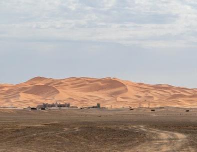 vista panoramica delle dune di sabbia con il nostro Glamping Marocco, trekking e campeggio, tour del deserto di Merzouga.