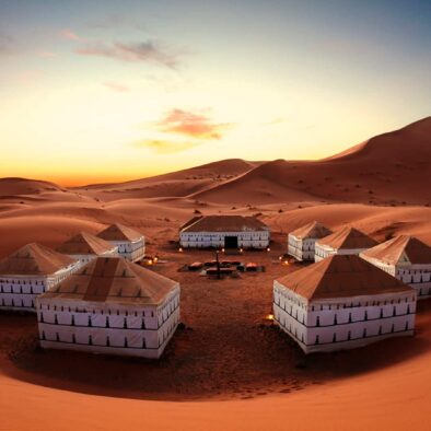 Un campo nel deserto durante il tour di 5 giorni da Fes a Marrakech
