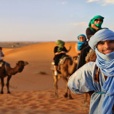 Un cammelliere nel deserto di Merzouga
