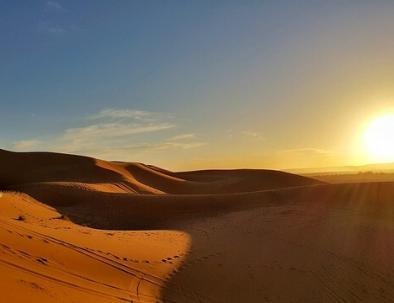 alba sulle dune dell'Erg chebbi con il nostro Glamping Marocco, trekking e campeggio, tour del deserto di Merzouga.