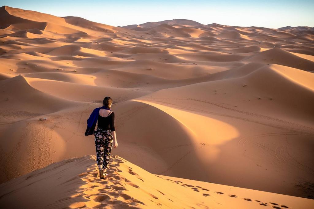 Donna sola en el deserto del Marocco