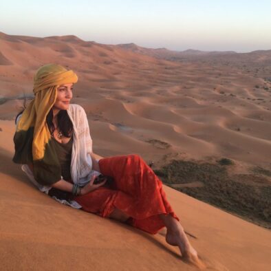 Un turista si rilassa sulle dune di sabbia di Merzouga