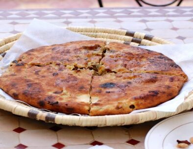 Medfouna: Il Piatto della Pizza Berbera nel Deserto: Marocco