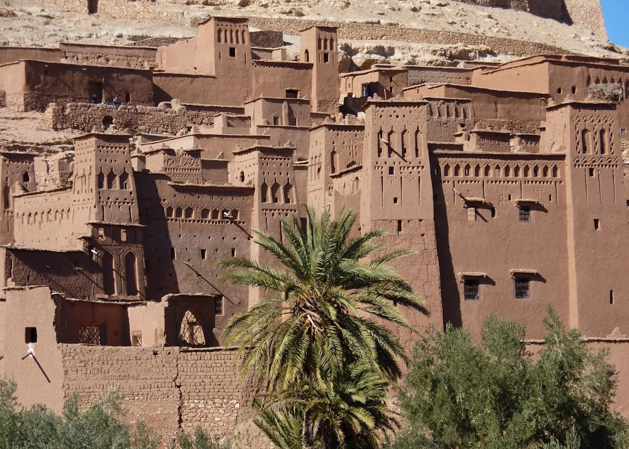 La alcazaba de Ait Ben Haddou en Marruecos, un sitio declarado Patrimonio de la Humanidad por la UNESCO, popular para visitar durante la mejor época para viajar a Marruecos.