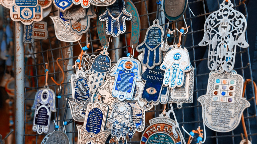 Fatima's hands in Israel, presented as jewels