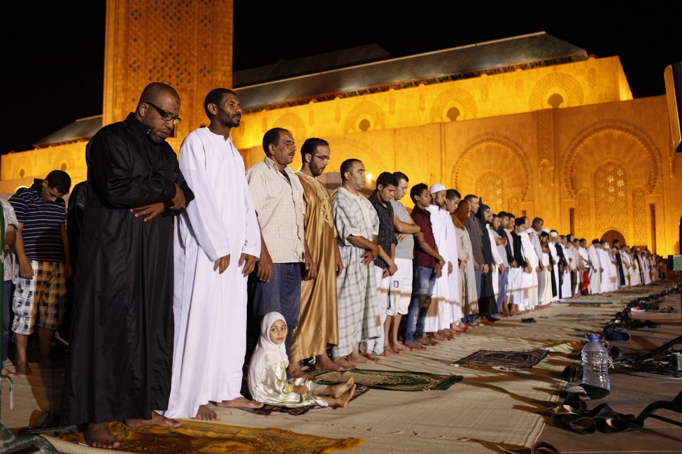 Moroccan people praying at the Hassan 2 mosque