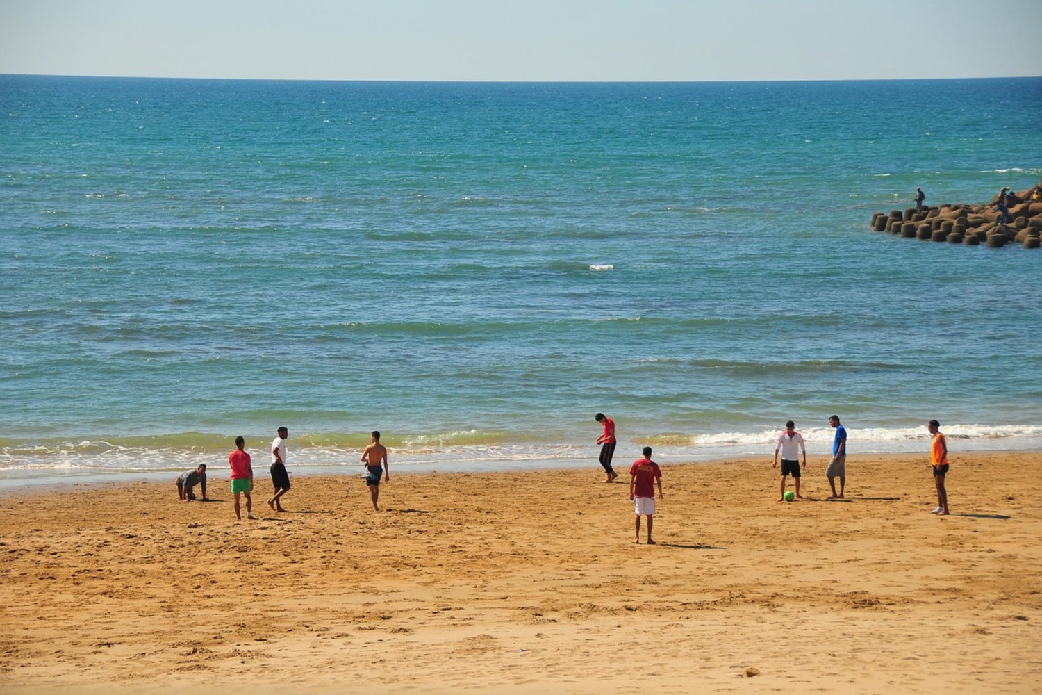 Playa en Marruecos llena de gente