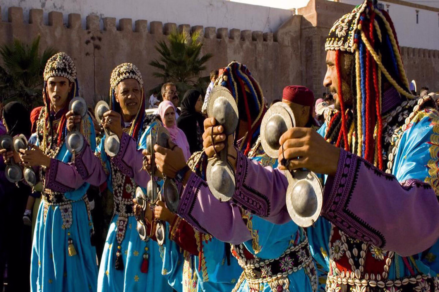 Músicos gnaoua tradicionales actuando en el Festival de Música del Mundo Gnaoua en Esauira, uno de los festivales más coloridos de Marruecos.