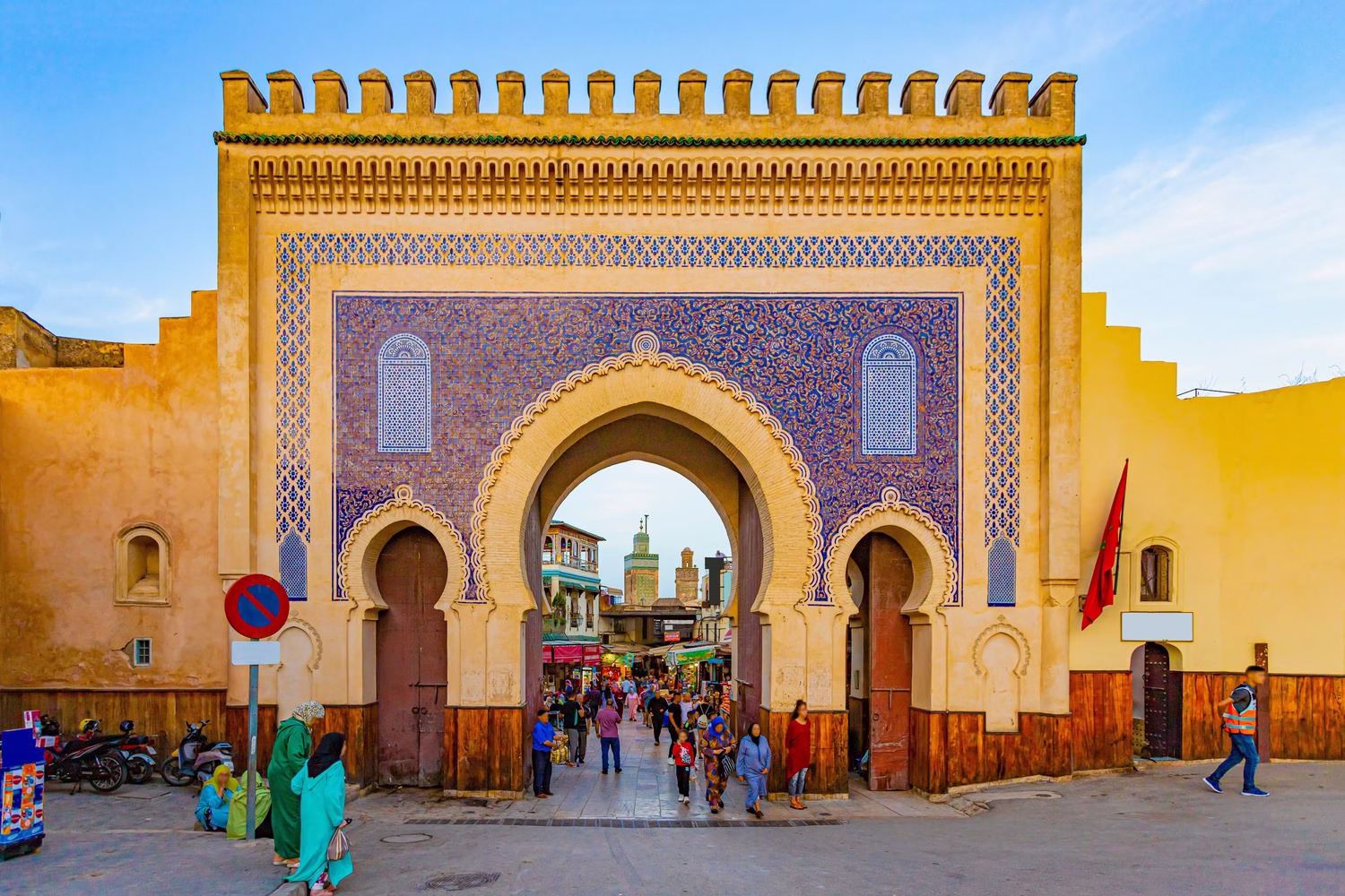 Bab Bou Jeloud, la puerta azul de Fes el Bali, un punto fotográfico instagrameable en la antigua medina de Marruecos.