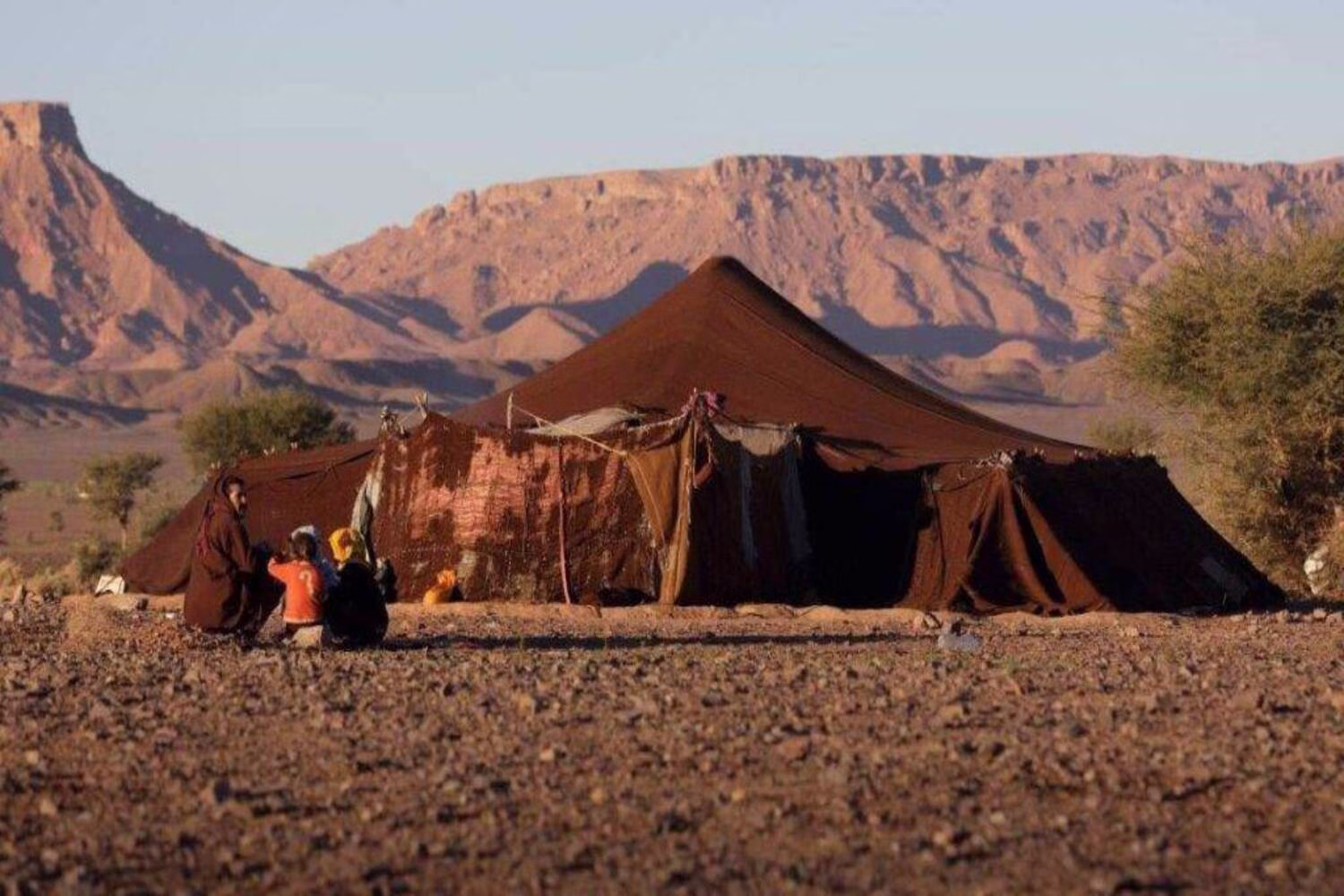 Tienda de familia nómada en el desierto marroquí, mostrando la vida rural sencilla y el bajo coste de vida en Marruecos fuera de las grandes ciudades.