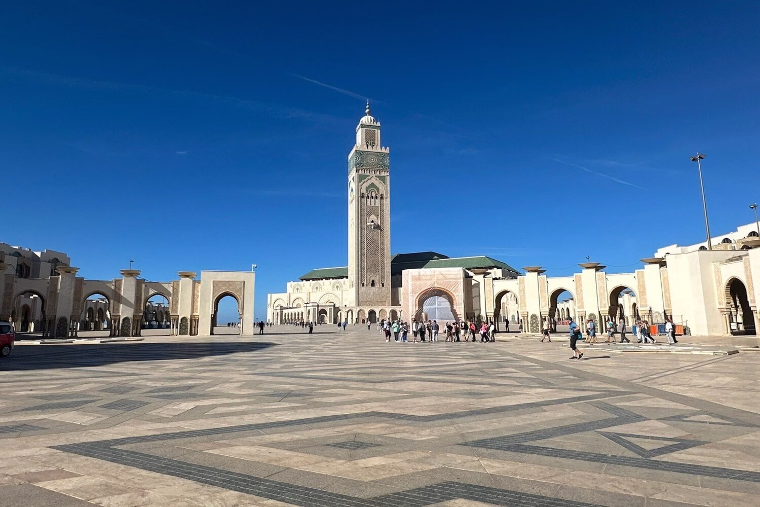 Mezquita Hassan II en Casablanca enmarcada por un arco marroquí ornamentado