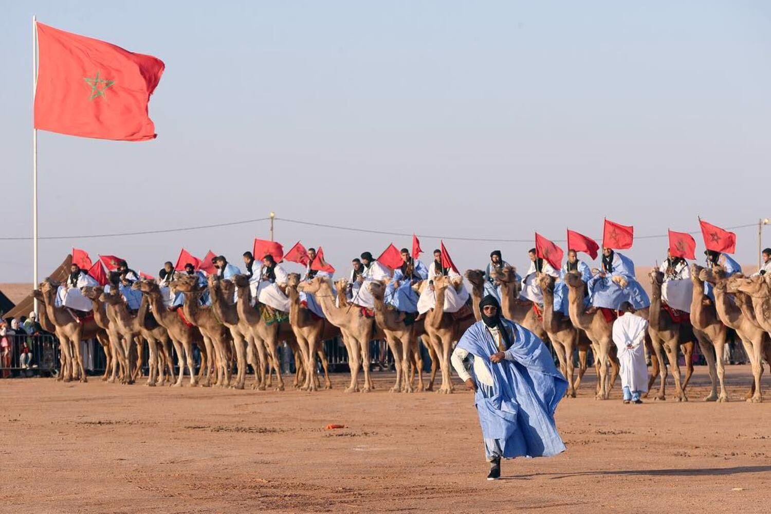Jinetes de camellos de fantasía en el festival Moussem de Tan-Tan en el sur de Marruecos
