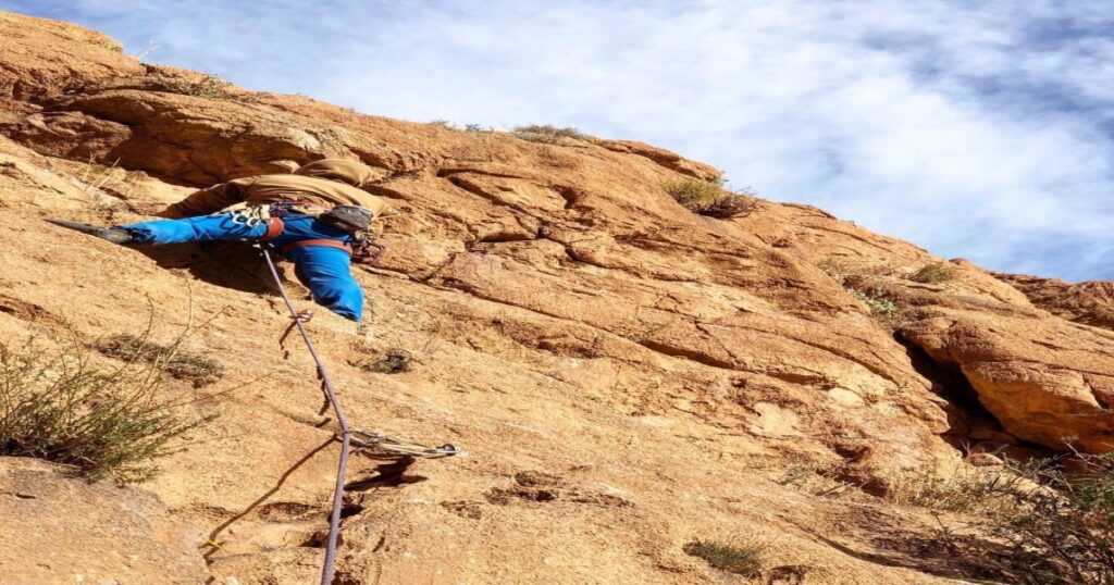 Climbing todra gorges canyons in tinghir.