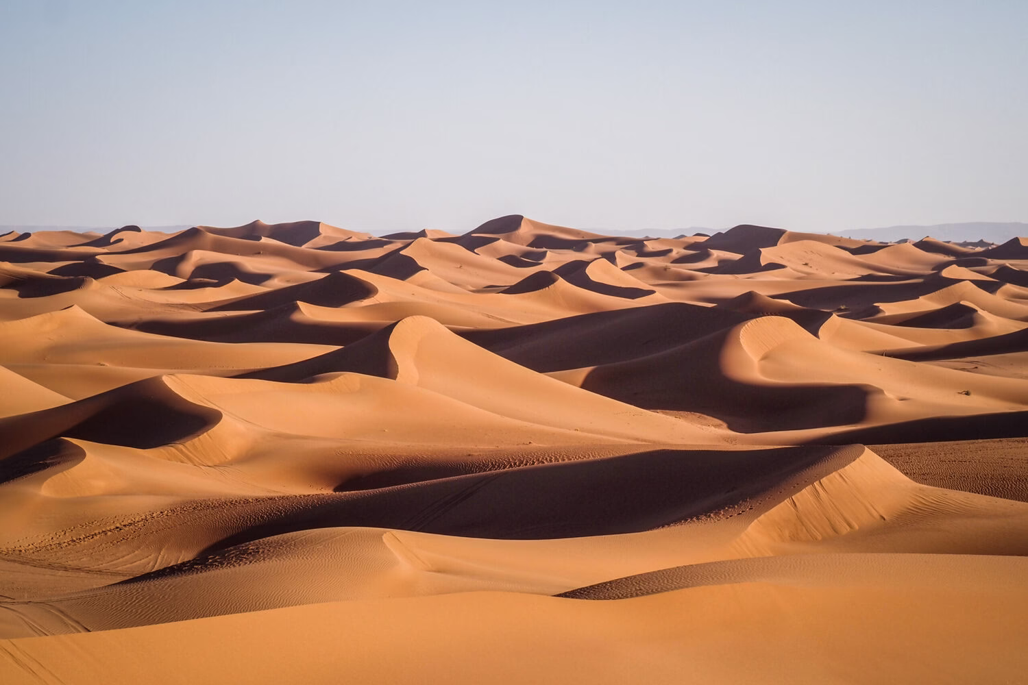 Dunas de arena dorada del desierto de Erg Chigaga en el sur de Marruecos, cerca de Mhamid