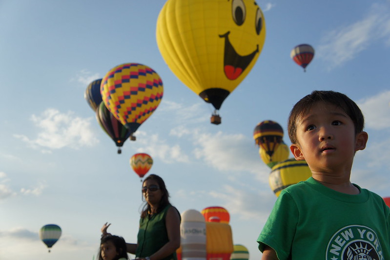 Globo aerostático sobre el desierto rocoso de Agafay