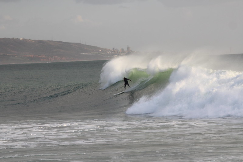 Surf sulla spiaggia di Legzira, Marocco