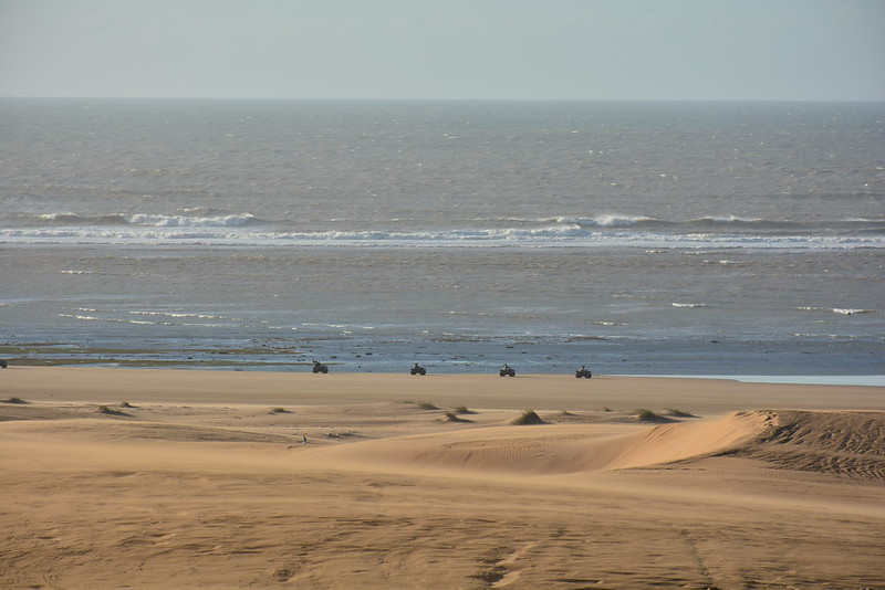Una spiaggia in Marocco con attività in quad