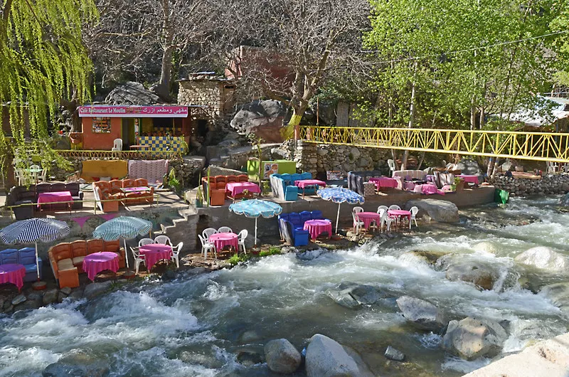 Marruecos valle con asientos para un restaurante