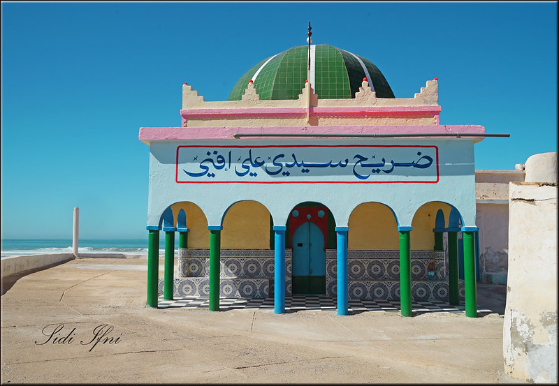 Moschea di arte moresca in Marocco con minareto, Sidi Ifni guida di viaggio