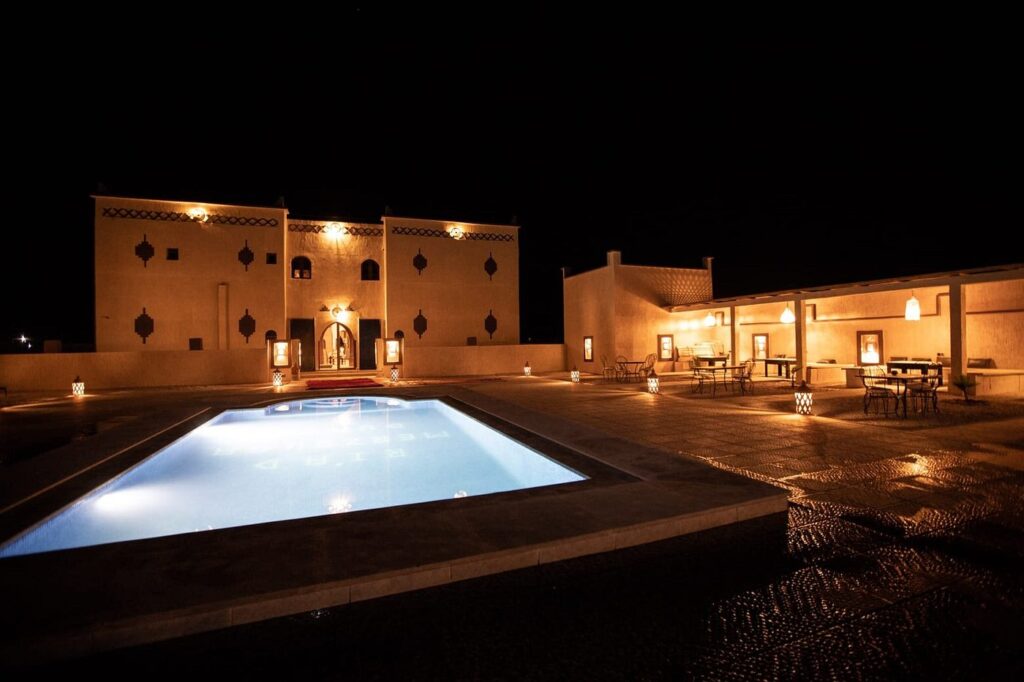 Riad Merzouga dunes, un hotel con piscina