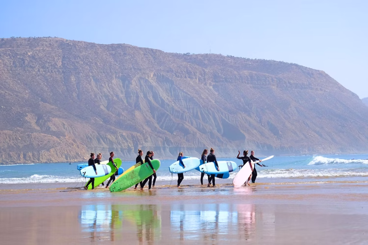 Surf en la playa de Taghazout, Marruecos.