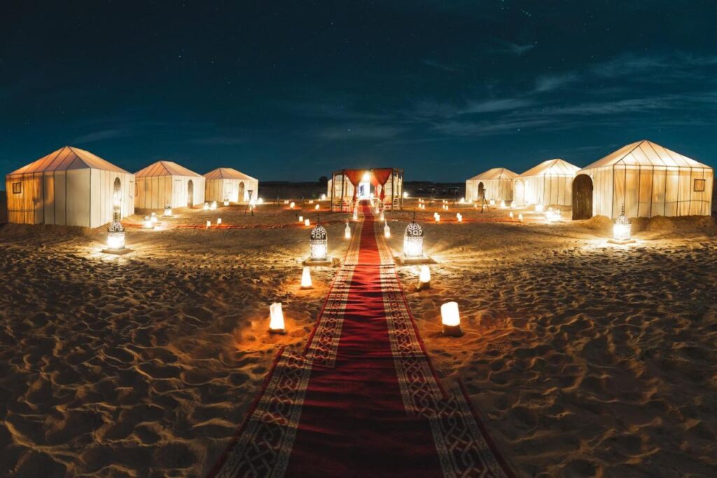 Situato nel bel mezzo delle affascinanti dune dell'Erg Chebbi in Marocco, il Tiziri Camp