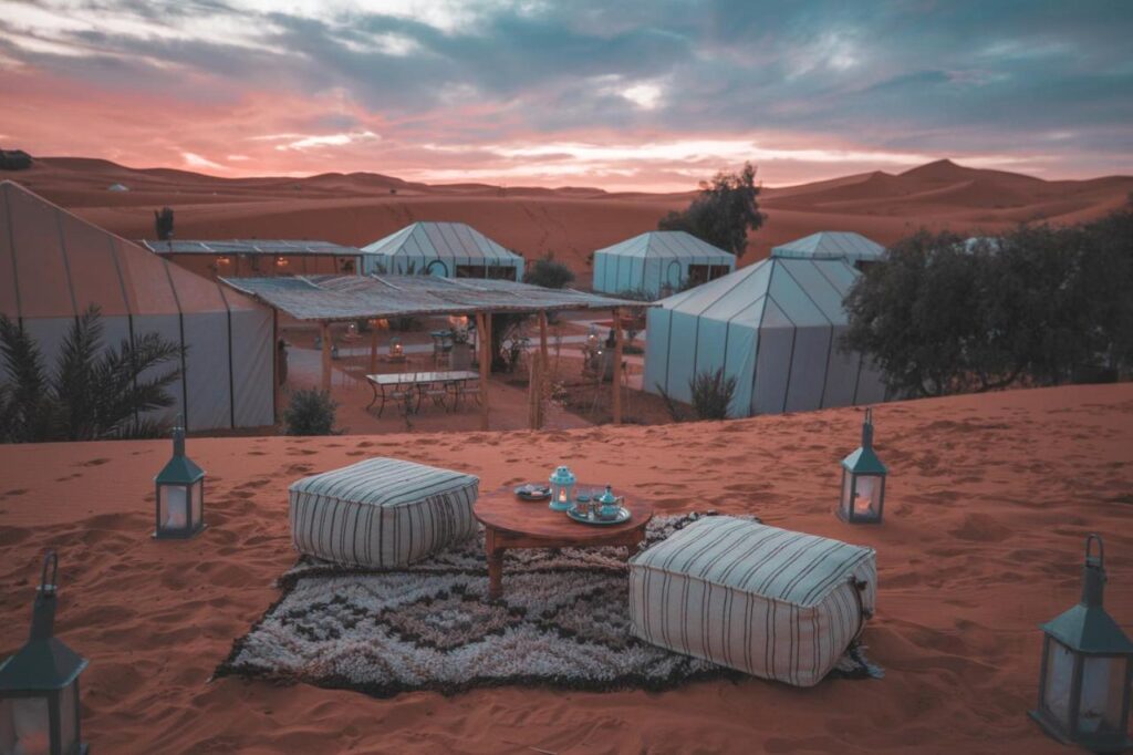 Campo di lusso nel deserto del Caravanserraglio, Merzouga (Marocco)