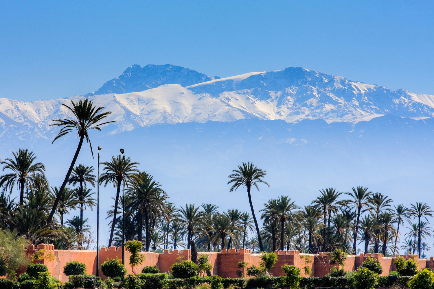 Cumbres nevadas de la cordillera del Atlas durante diciembre en Marruecos.