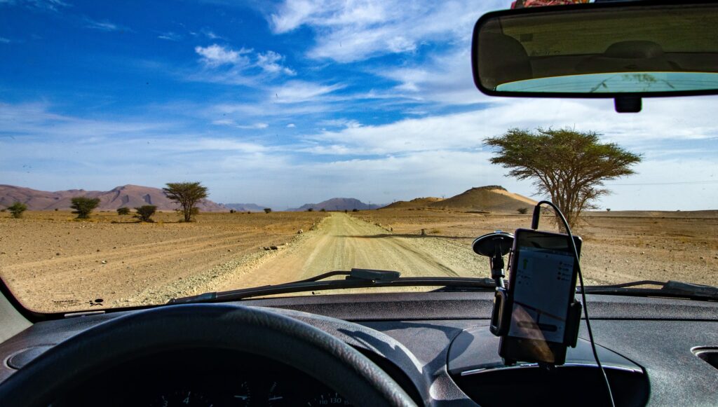 Una carretera en Marruecos y acacias