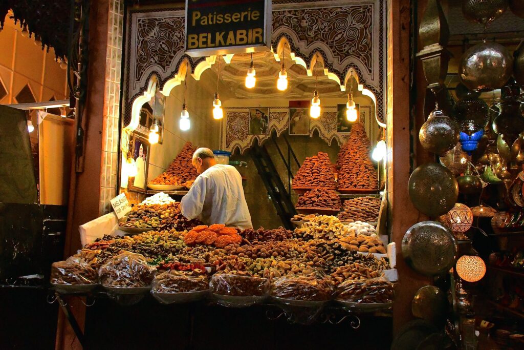El dueño de una tienda de Marrakech, vendiendo dulces