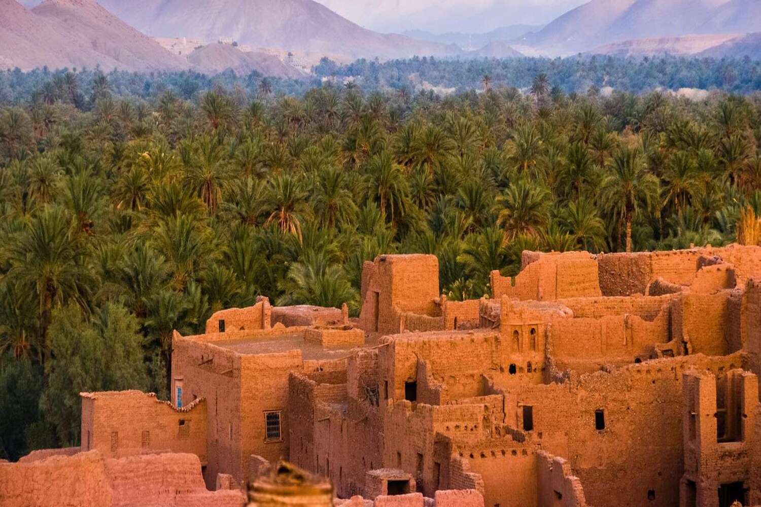 Una valle in Marocco con vecchie case, un'attrazione che gli irlandesi visitano durante i loro viaggi in Marocco.