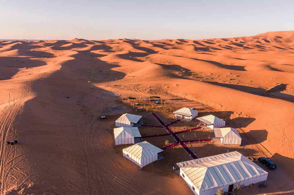 Un campamento en el desierto de Merzouga, alojamiento en Marruecos para ahorrar el coste del viaje.