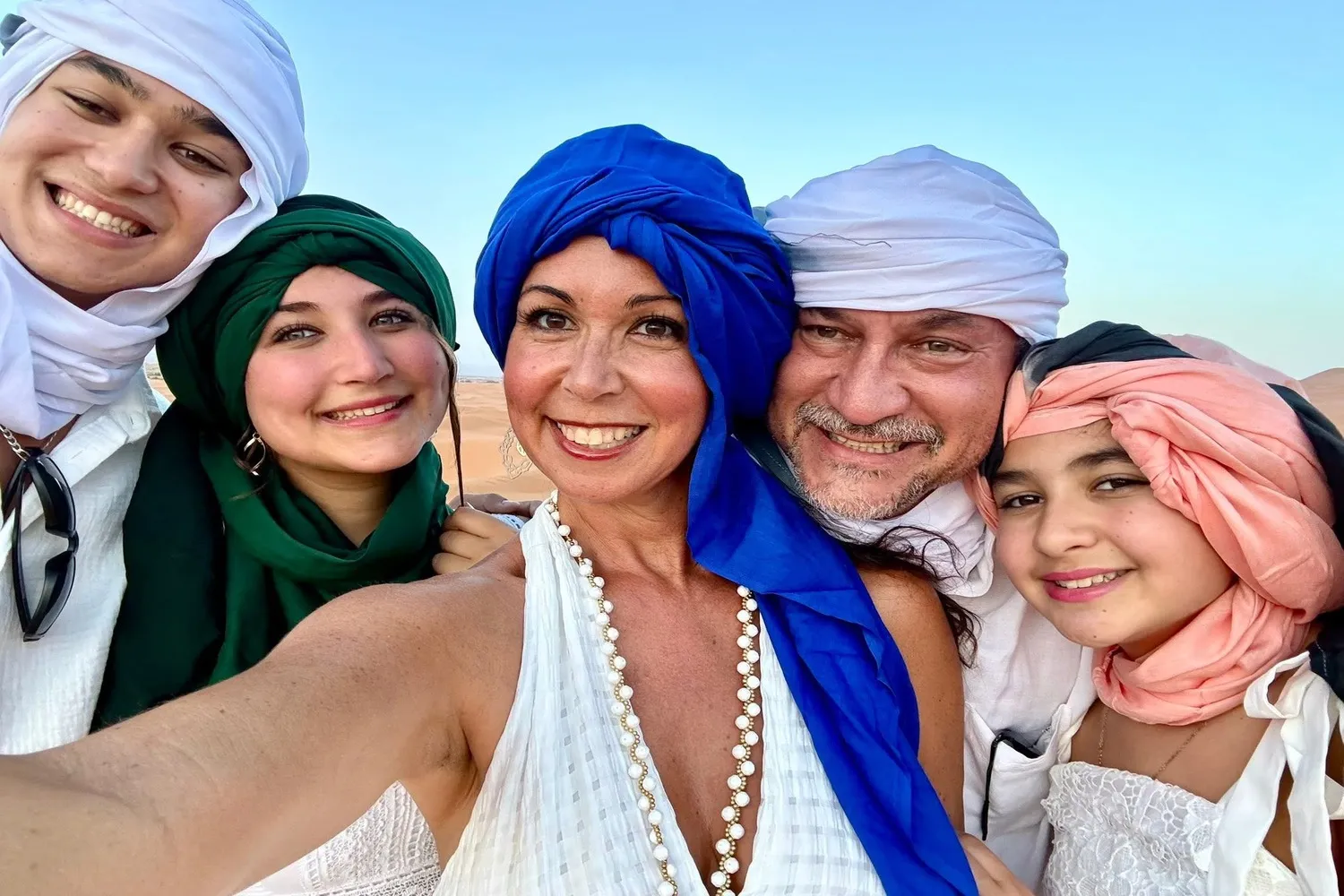 Famiglia felice in viaggio in Marocco durante il tour di 5 giorni da Tangeri a Marrakech.