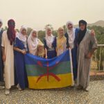 Familia vestida con ropa bereber durante su tour de 8 días por Marruecos desde Casablanca