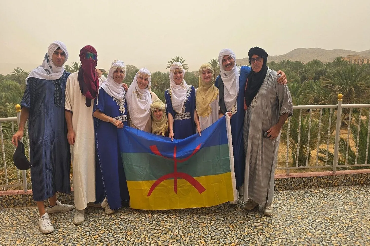 Famiglia che indossa abiti berberi durante il loro tour di 8 giorni in Marocco da Casablanca
