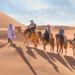 Paseo en camello por las dunas de Merzouga, una de las mejores experiencias que tendrás en nuestro tour por el desierto de Casablanca a Marrakech 5 días