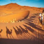 Paseo en camello por el desierto de Merzouga durante el tour de 4 días a Marruecos desde Casablanca.