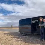 Tour privato del Marocco da Marrakech con viaggiatori e autista in van durante un itinerario di 10 giorni