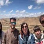 Viajeros con su conductor marroquí en las montañas del Medio Atlas durante un tour de 6 días desde Marrakech hasta Tánger.